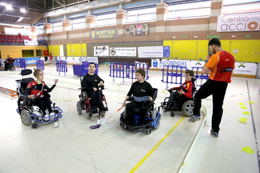 Campeonato de España de Selecciones Autonómicas de Hockey en Silla de Ruedas - Imagen de cuatro jugadores junto al árbitro.