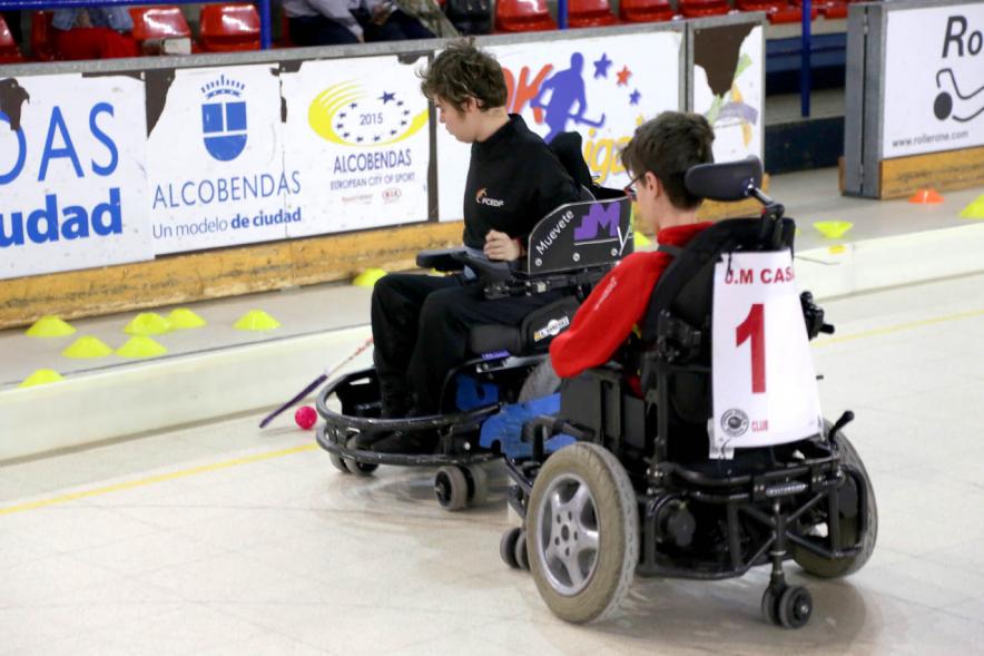 Campeonato de España de Selecciones Autonómicas de Hockey en Silla de Ruedas - Imagen de la disputa por la bocha de varios jugadores.