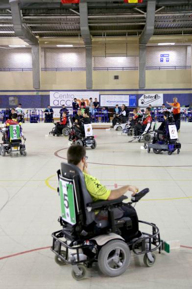 Campeonato de España de Selecciones Autonómicas de Hockey en Silla de Ruedas - Panorámica de la pista con los jugadores.