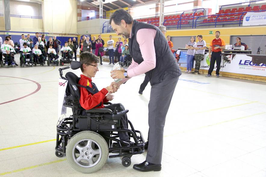 Campeonato de España de Selecciones Autonómicas de Hockey en Silla de Ruedas - Imagen de una autoridad municipal entregando un trofeo a un jugador.