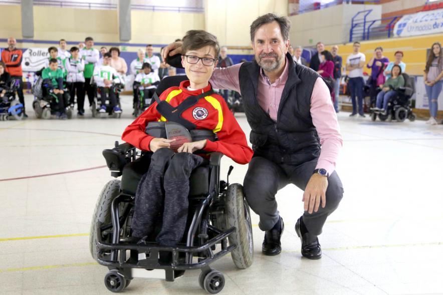 Campeonato de España de Selecciones Autonómicas de Hockey en Silla de Ruedas - Imagen del representante  de la Federación junto a uno de los jugadores.