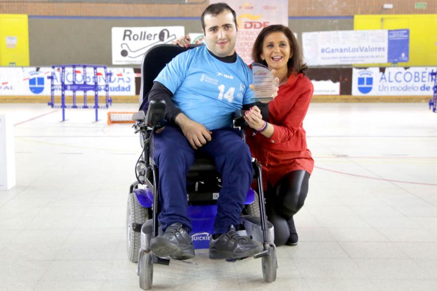 Campeonato de España de Selecciones Autonómicas de Hockey en Silla de Ruedas - Posado de Mar Rodriguez, concejal de deportes con uno de los jugadores con su premio.