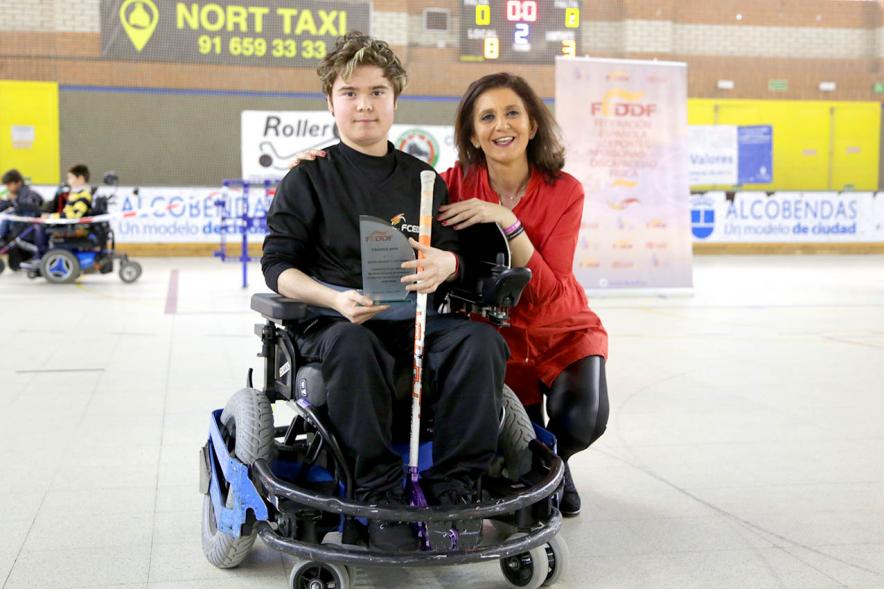 Campeonato de España de Selecciones Autonómicas de Hockey en Silla de Ruedas - Imagen de la concejal Mar Rodriguez junto a un jugador. 