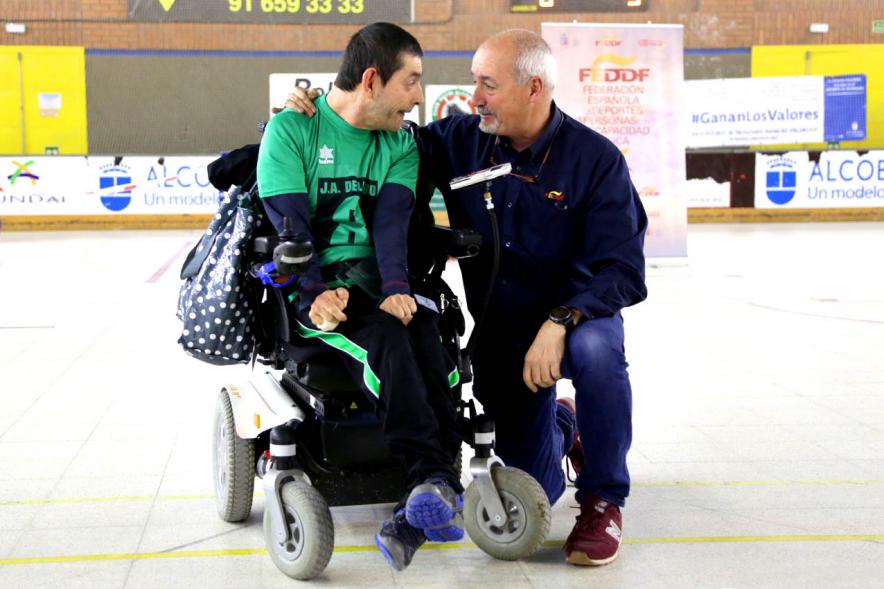 Campeonato de España de Selecciones Autonómicas de Hockey en Silla de Ruedas - Posado de  un jugador con su entrenador.