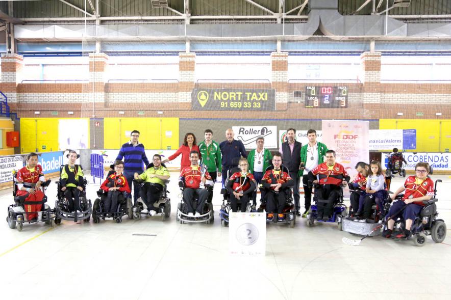 Campeonato de España de Selecciones Autonómicas de Hockey en Silla de Ruedas -  Posado del equipo subcampeón junto a los árbitros, la concejal de deportes Mar Rodríguez y un representante de la Federación.
