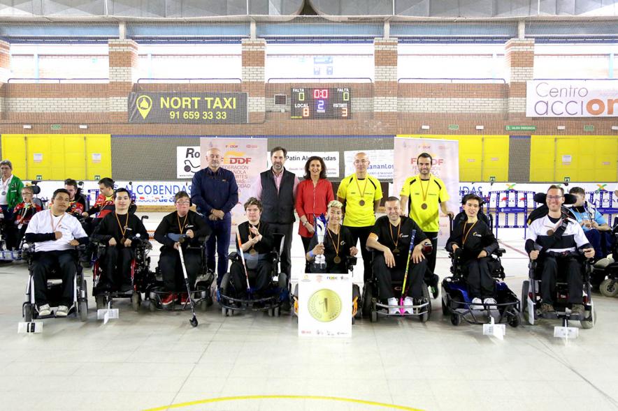 Campeonato de España de Selecciones Autonómicas de Hockey en Silla de Ruedas - Posado del equipo ganador junto a los árbitros, la concejal de deportes Mar Rodríguez y un representante de la Federación.