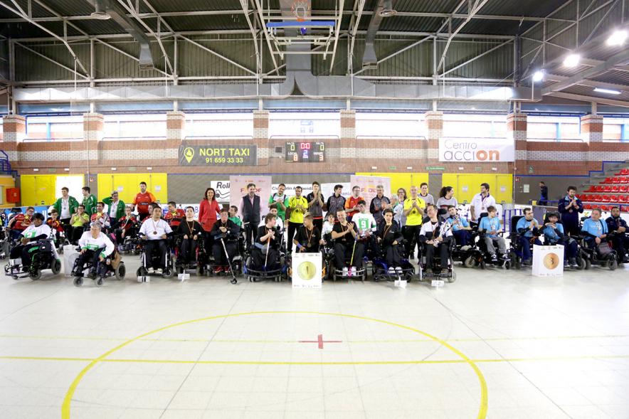 Campeonato de España de Selecciones Autonómicas de Hockey en Silla de Ruedas - Posado de los tres  equipos, al completo,  con trofeo con la concejal de deportes Mar Rodríguez.