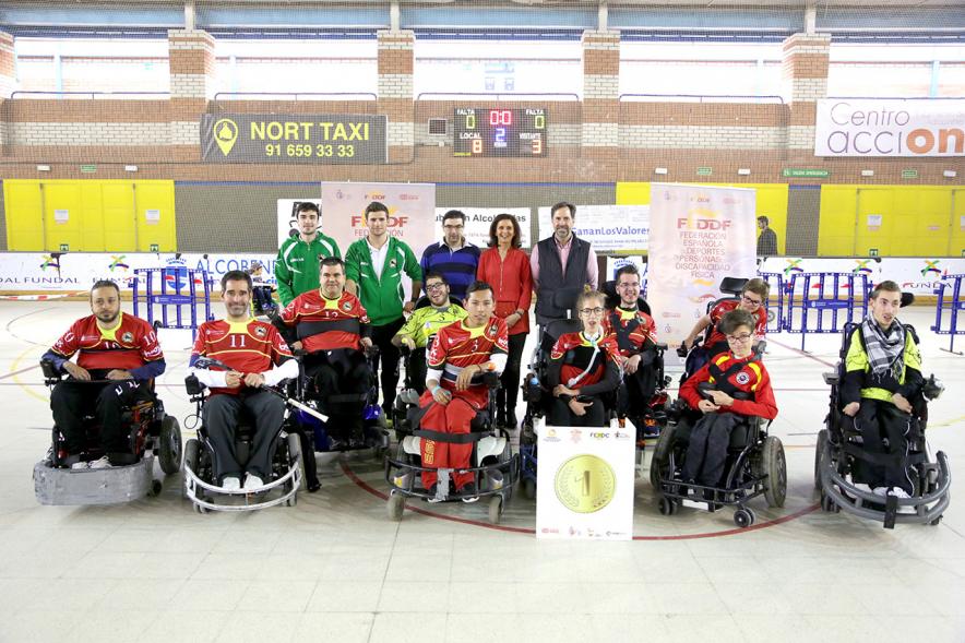 Campeonato de España de Selecciones Autonómicas de Hockey en Silla de Ruedas - Posado del equipo ganador junto a los árbitros, la concejal de deportes Mar Rodríguez y un representante de la Federación.