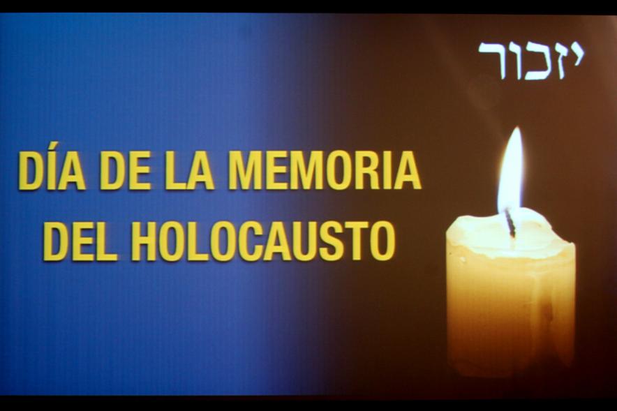 En Recuerdo del Holocausto - Imagen con el lema del homenaje.