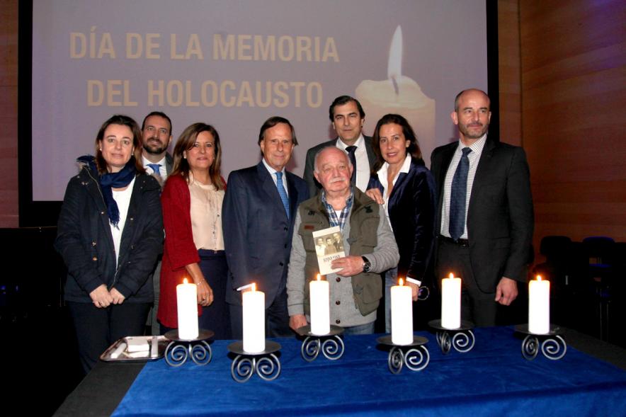 En Recuerdo del Holocausto - Las autoridades junto a un  familiar de las victimas.