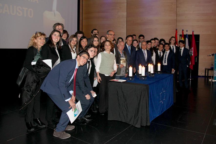 En Recuerdo del Holocausto - Posado grupal de  todos los asistentes con el alcalde.