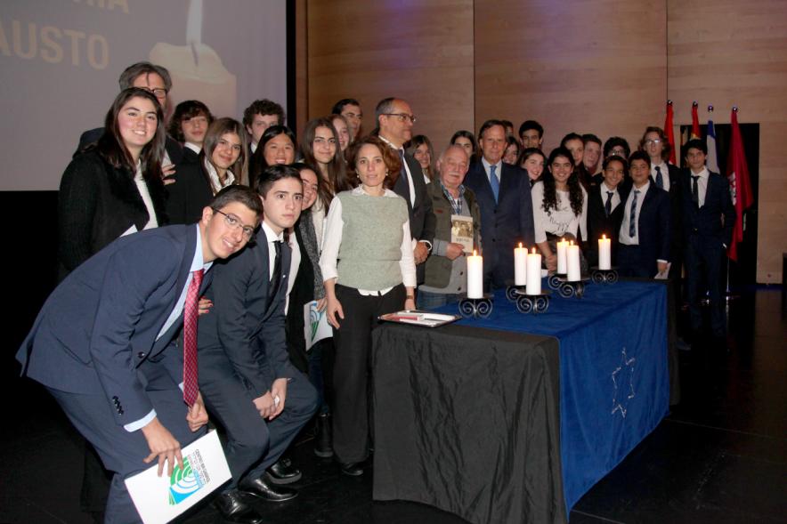 En Recuerdo del Holocausto - Posado grupal de  todos los asistentes con el alcalde.