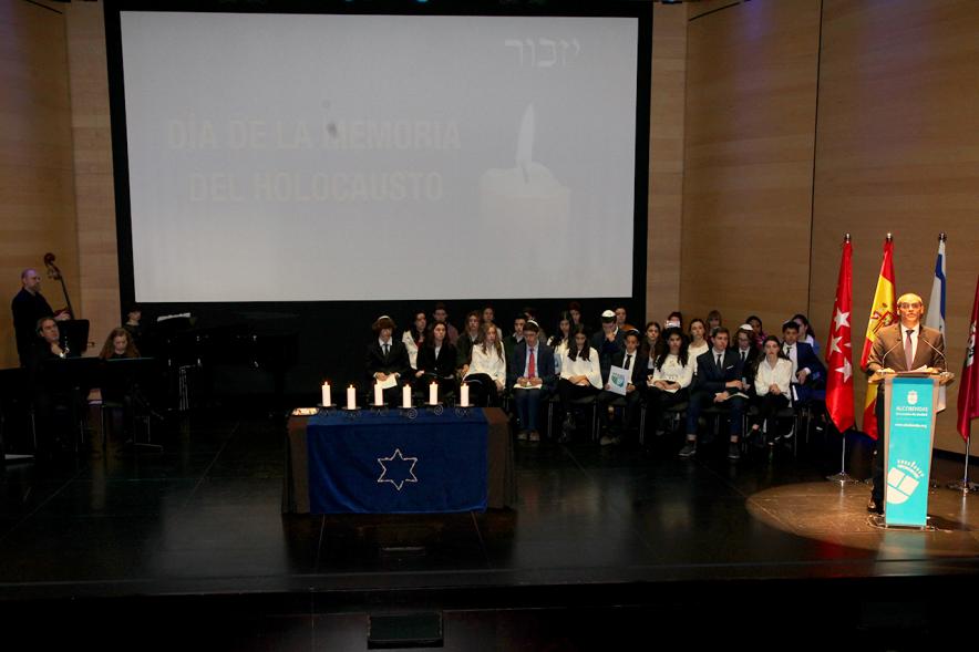 En Recuerdo del Holocausto - Discurso del alcalde desde el escenario.