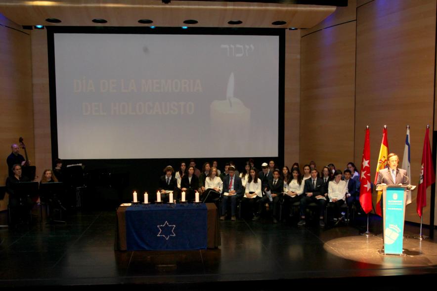 En Recuerdo del Holocausto - Escenario iluminado con la mesa homenaje.