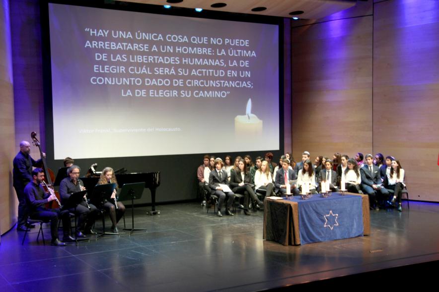 En Recuerdo del Holocausto - Imagen del escenario con los  participantes en el acto.