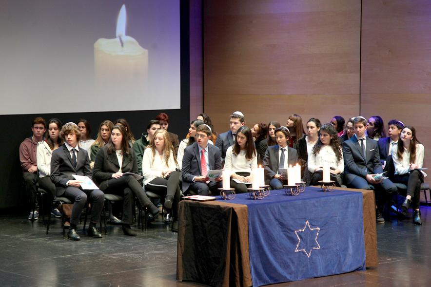 En Recuerdo del Holocausto - Grupo de jóvenes participantes en el acto.