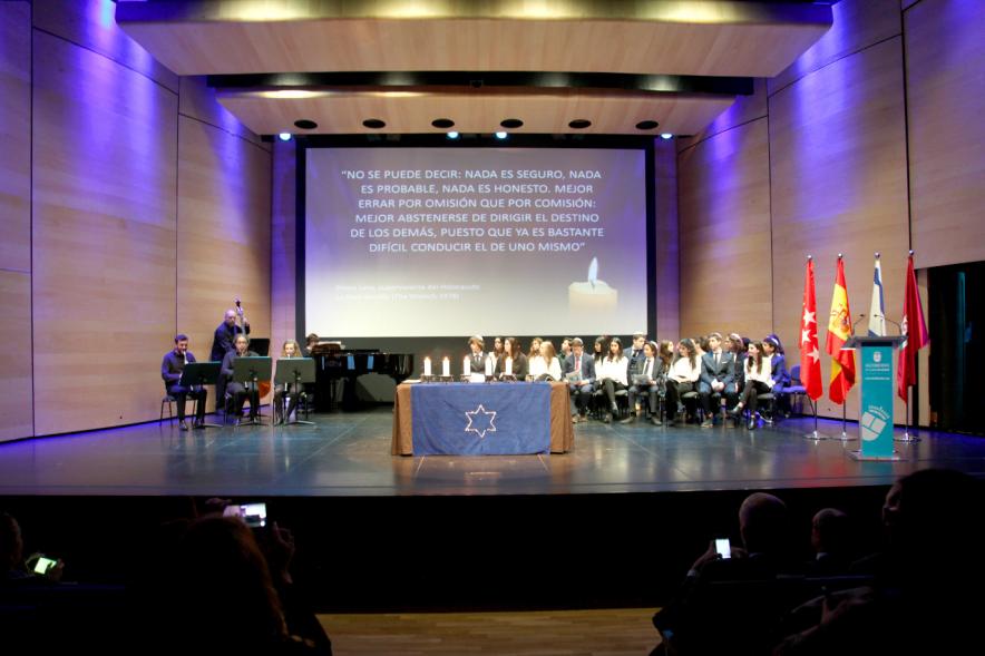 En Recuerdo del Holocausto -  Imagen del escenario con los  participantes en el acto.