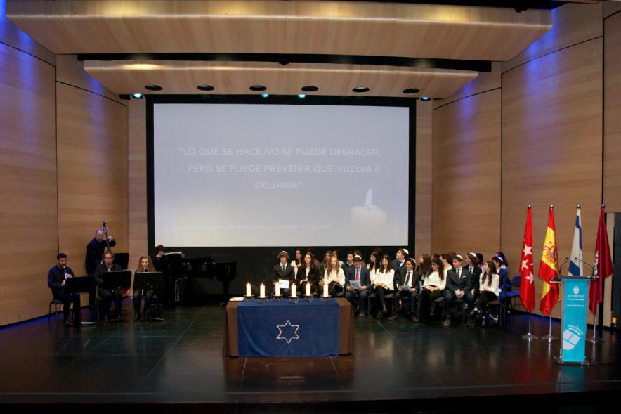 En Recuerdo del Holocausto -  Imagen del escenario con los  participantes en el acto.
