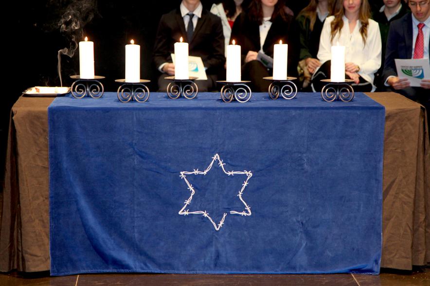 En Recuerdo del Holocausto - Imagen de la mesa con las velas del recuerdo.