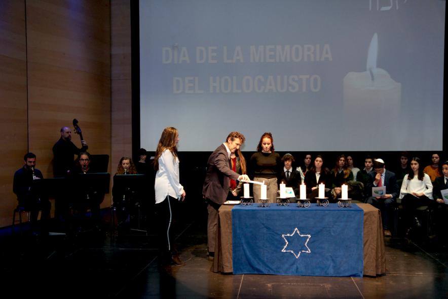 En Recuerdo del Holocausto - Imagen de los familiares encendiendo las velas del recuerdo.