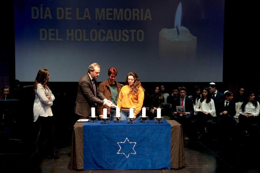 En Recuerdo del Holocausto - Imagen del encendido de velas del recuerdo.