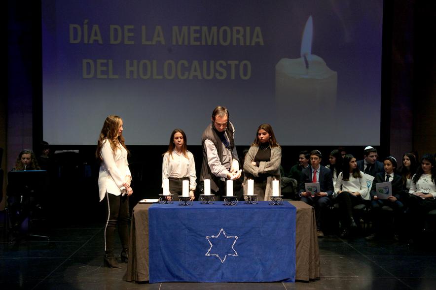En Recuerdo del Holocausto -   Imagen de los jóvenes encendiendo las velas.