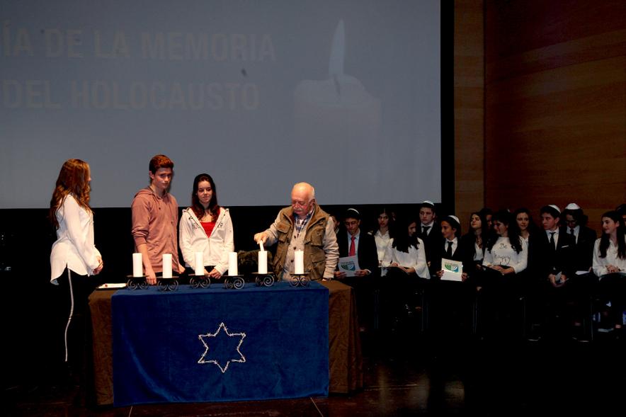 En Recuerdo del Holocausto -   Imagen de los jóvenes y un familiar encendiendo las velas.