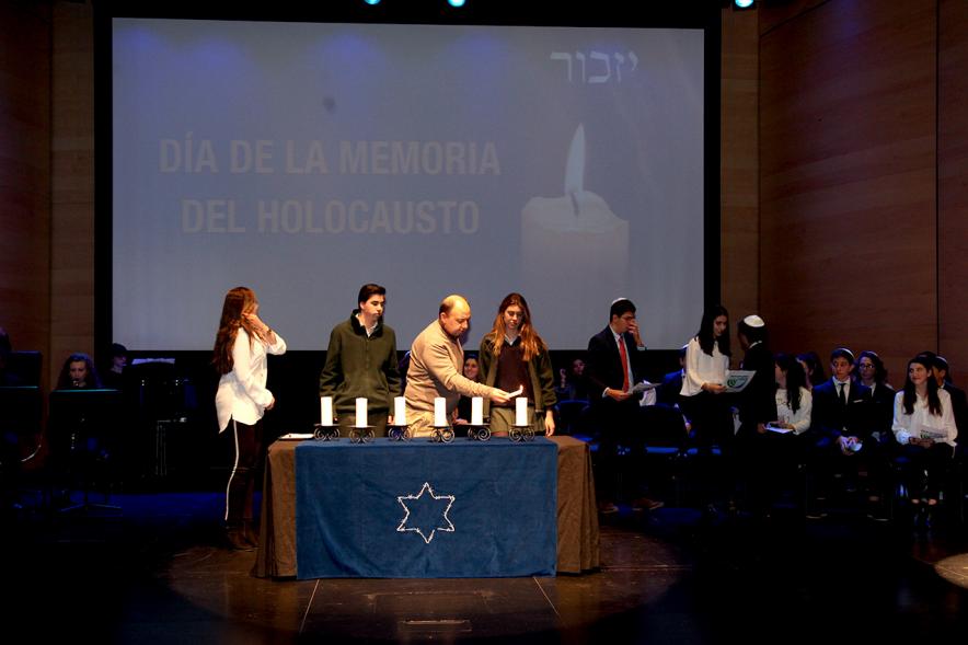 En Recuerdo del Holocausto - Imagen de los jóvenes encendiendo las velas.