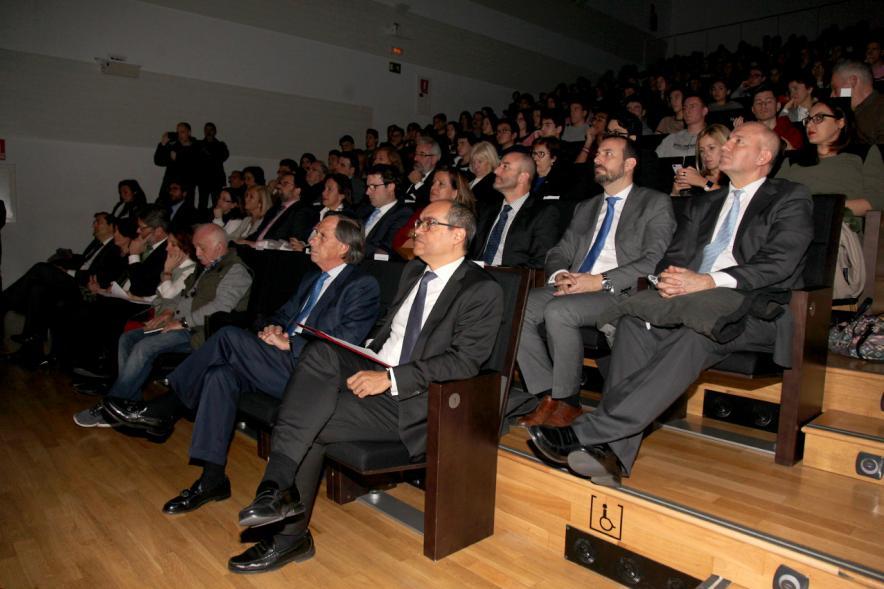 En Recuerdo del Holocausto - Primer plano de los asistentes sentados.