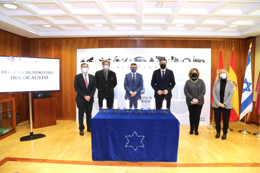 Homenaje a las Víctimas del Holocausto - Imagen de las autoridades reunidas para homenajear a las Víctimas del Holocausto Judío.