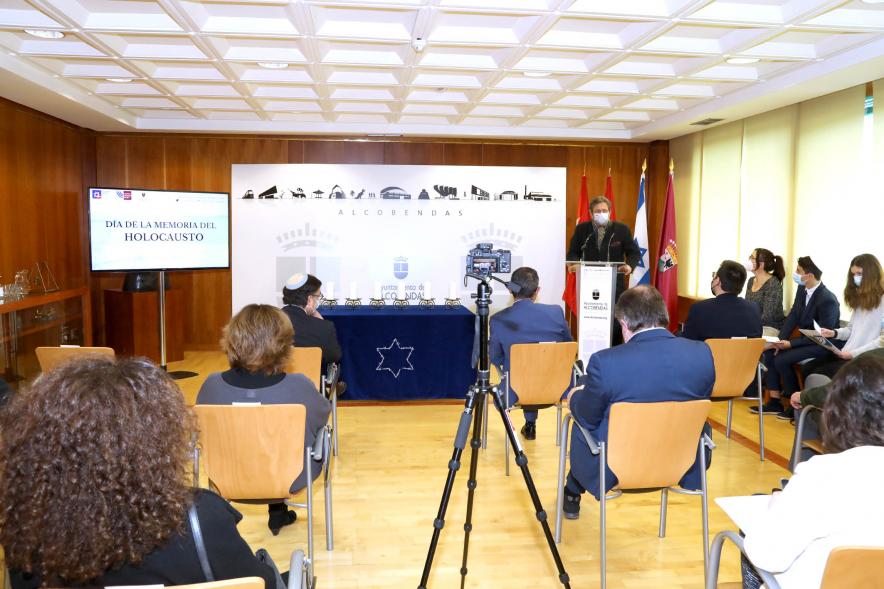 Homenaje a las Víctimas del Holocausto - Imagen panorámica de la sala donde se celebra el acto.