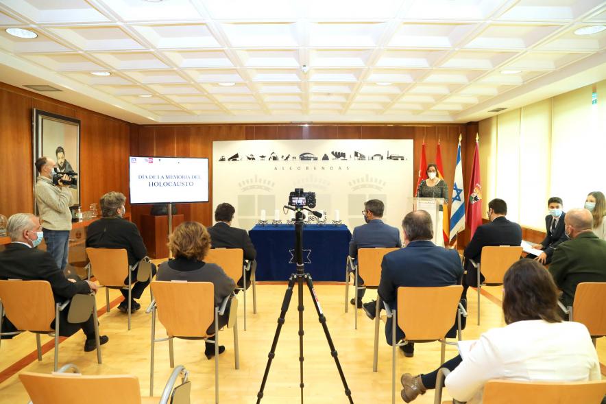 Homenaje a las Víctimas del Holocausto - Imagen panorámica de la sala donde se celebra el acto.