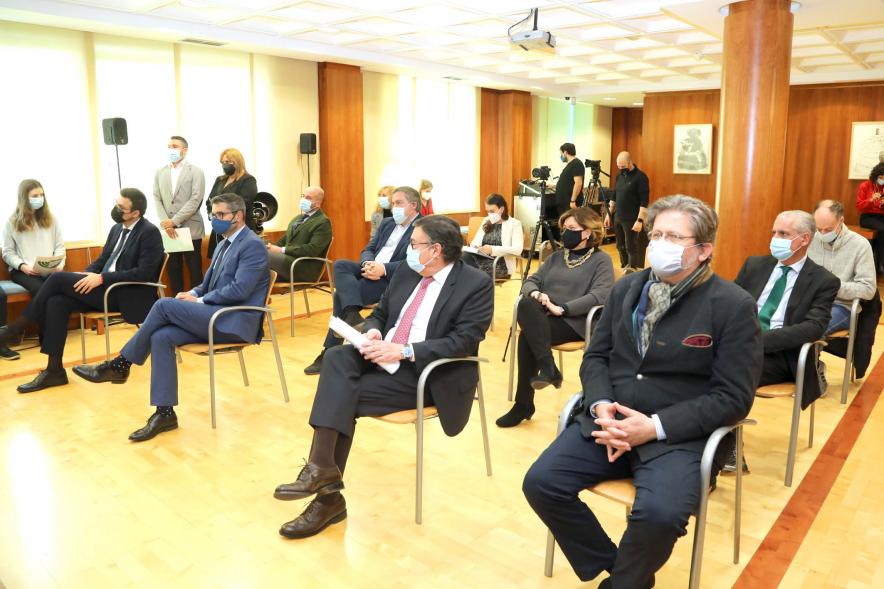 Homenaje a las Víctimas del Holocausto - Imagen de las autoridades asistentes al acto sentadas en primera fila.