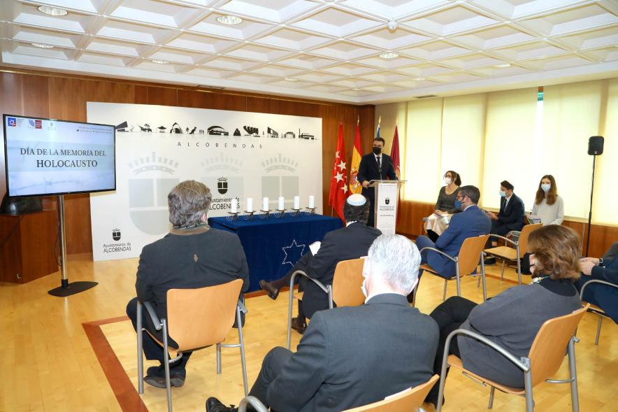 Homenaje a las Víctimas del Holocausto - Imagen panorámica de la sala donde se celebra el acto.