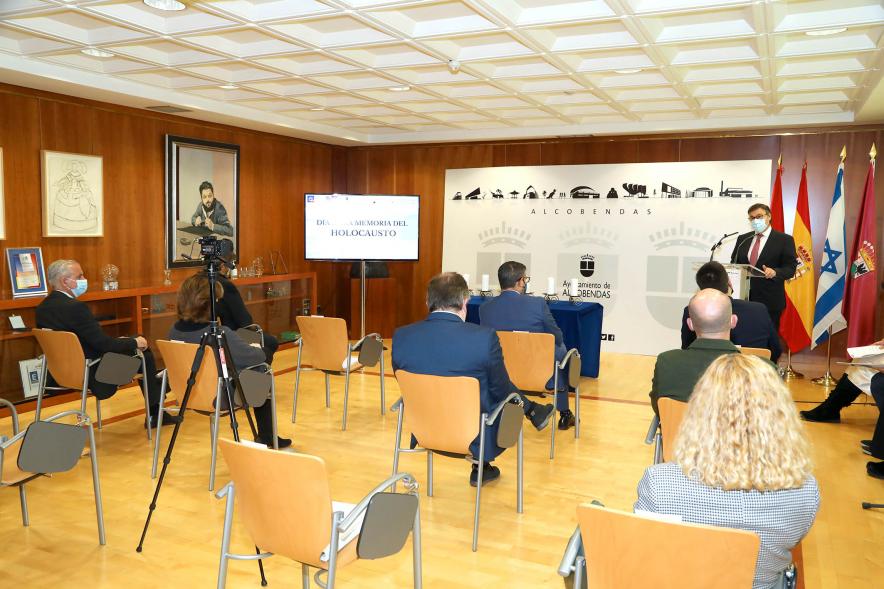 Homenaje a las Víctimas del Holocausto - Imagen panorámica de la sala donde se celebra el acto.