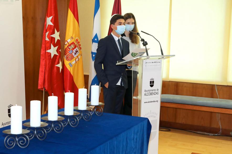 Homenaje a las Víctimas del Holocausto - Imagen de un momento de la intervención de los alumnos del colegio IBN Gabirol-Estrella Toledana que participan en el homenaje.