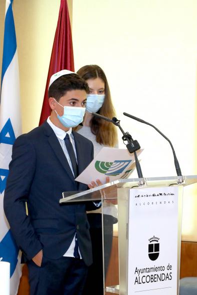 Homenaje a las Víctimas del Holocausto - Imagen de un momento de la intervención de los alumnos del colegio IBN Gabirol-Estrella Toledana que participan en el homenaje.