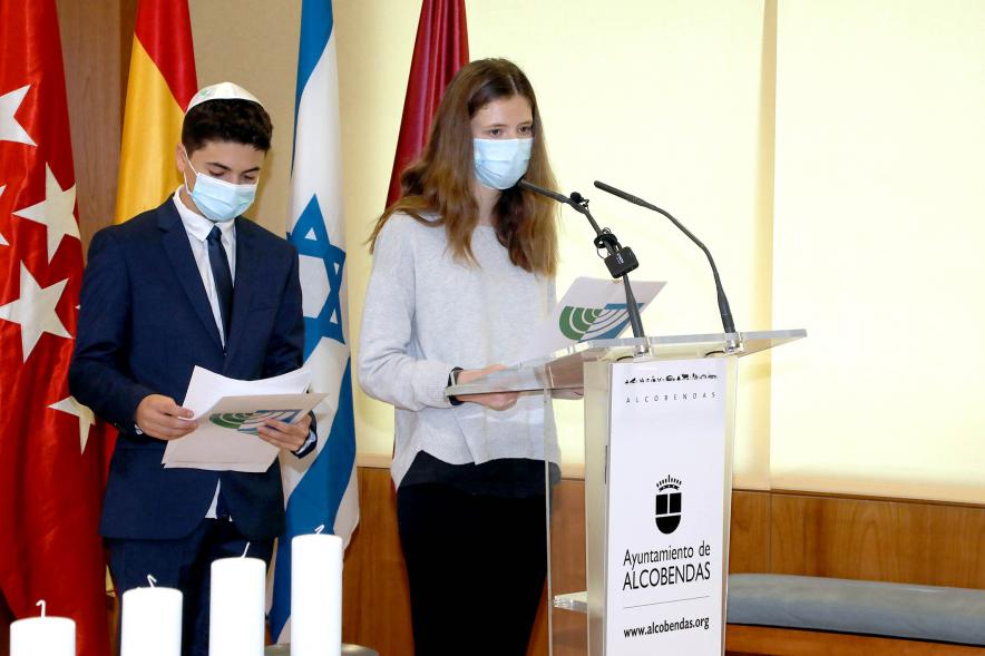 Homenaje a las Víctimas del Holocausto - Imagen de un momento de la intervención de los alumnos del colegio IBN Gabirol-Estrella Toledana que participan en el homenaje.