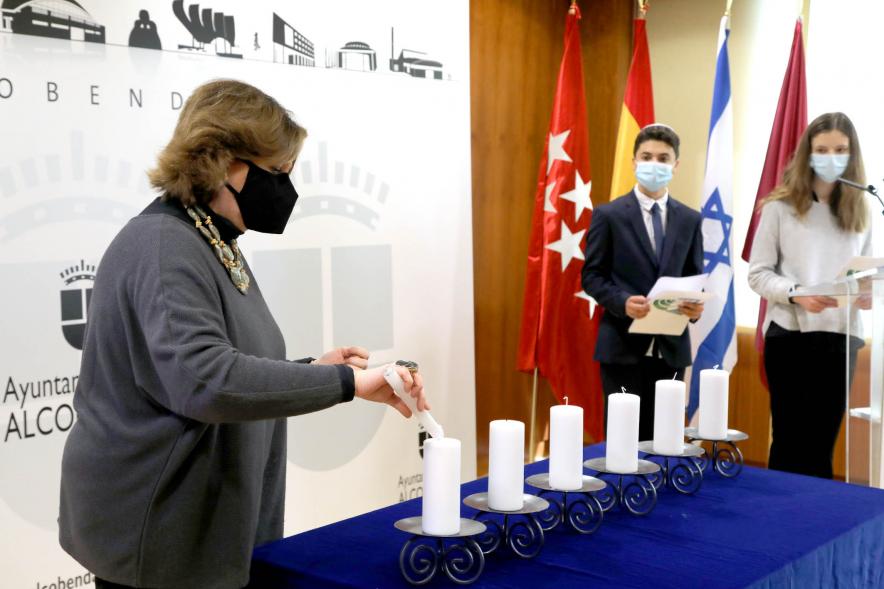 Homenaje a las Víctimas del Holocausto - Imagen de la concejal de Cultura Rosario Tamayo encendiendo una de las seis velas.