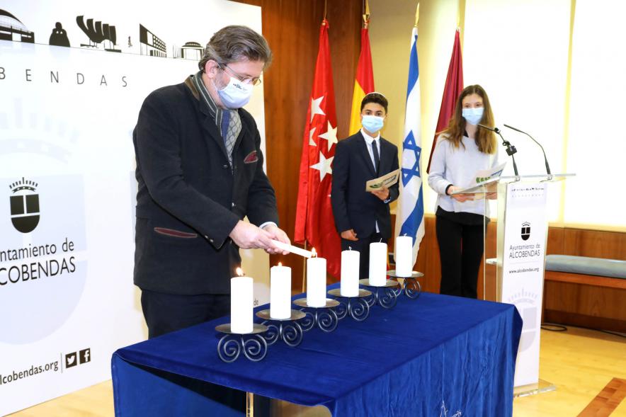 Homenaje a las Víctimas del Holocausto - Imagen del director del Centro Sefarad-Israel Miguel de Lucas encendiendo una de las seis velas.
