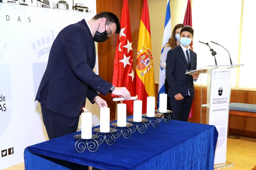 Homenaje a las Víctimas del Holocausto - Imagen del vicealcalde Miguel Ángel Arranz encendiendo una de las seis velas.