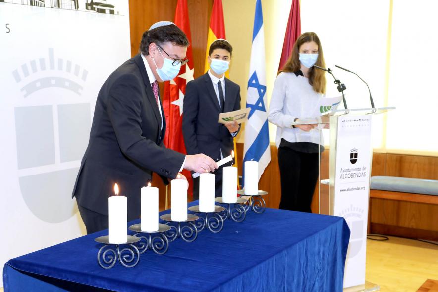 Homenaje a las Víctimas del Holocausto - Imagen del vicepresidente de la Comunidad de Judía de Madrid Aarón Benoliel encendiendo una de las seis velas.
