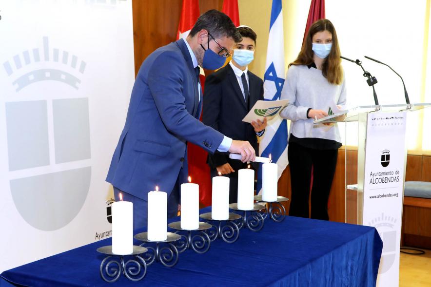 Homenaje a las Víctimas del Holocausto - Imagen del alcalde Rafael Sánchez Acera encendiendo una de las seis velas.