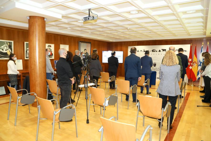 Homenaje a las Víctimas del Holocausto - Imagen panorámica de la sala donde se celebra el acto.