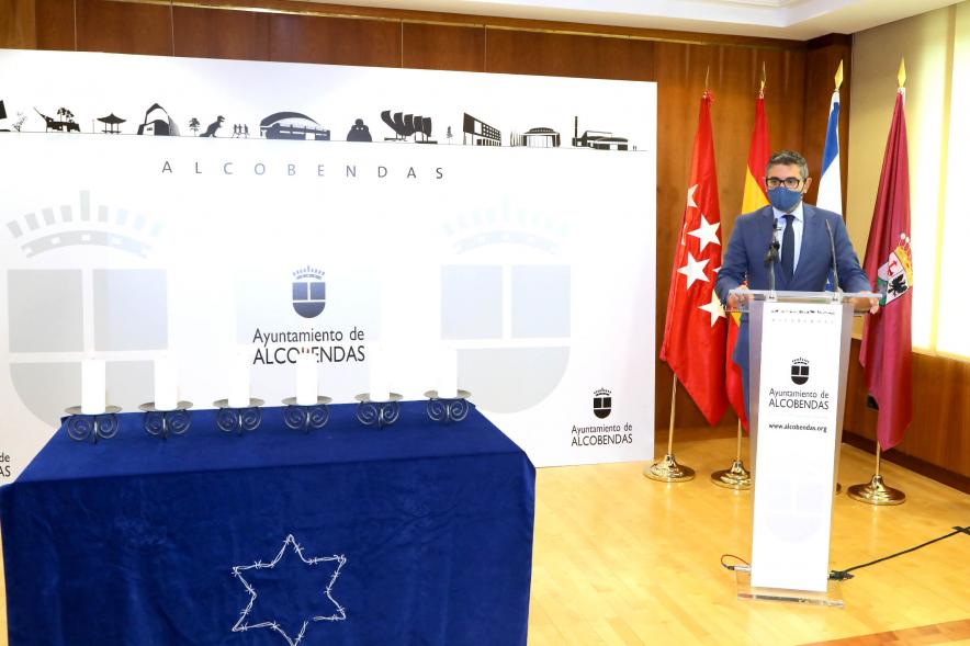 Homenaje a las Víctimas del Holocausto - Imagen del alcalde Rafael Sánchez Acera en un momento de su intervención.