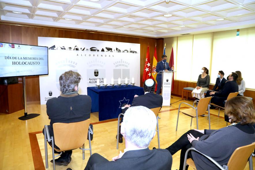 Homenaje a las Víctimas del Holocausto - Imagen panorámica de la sala donde se celebra el acto.