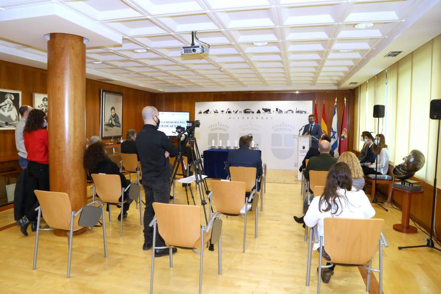 Homenaje a las Víctimas del Holocausto - Imagen panorámica de la sala donde se celebra el acto.