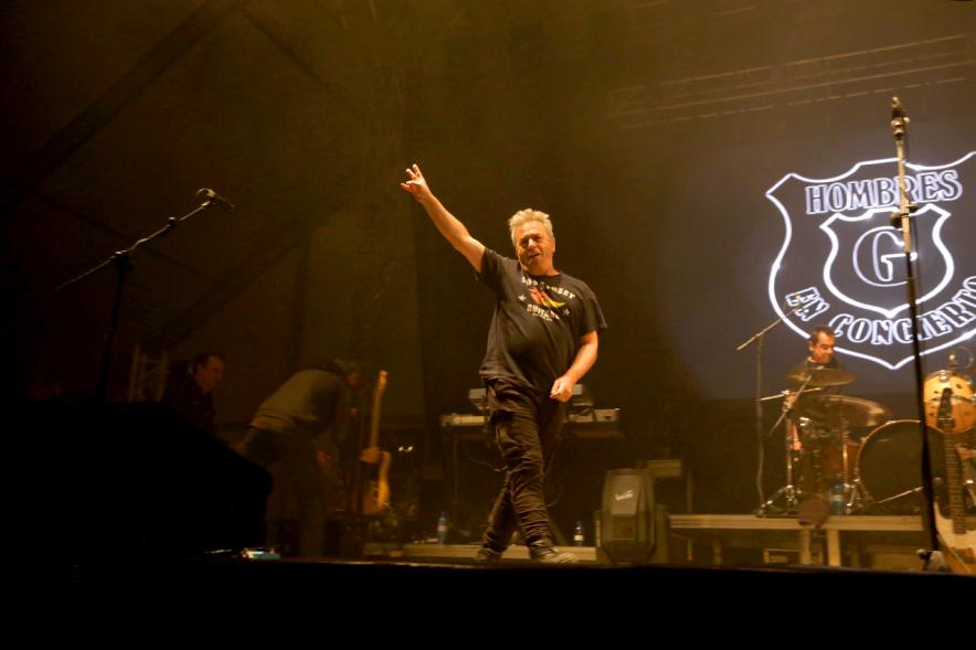 Miembro de la banda saludando al público