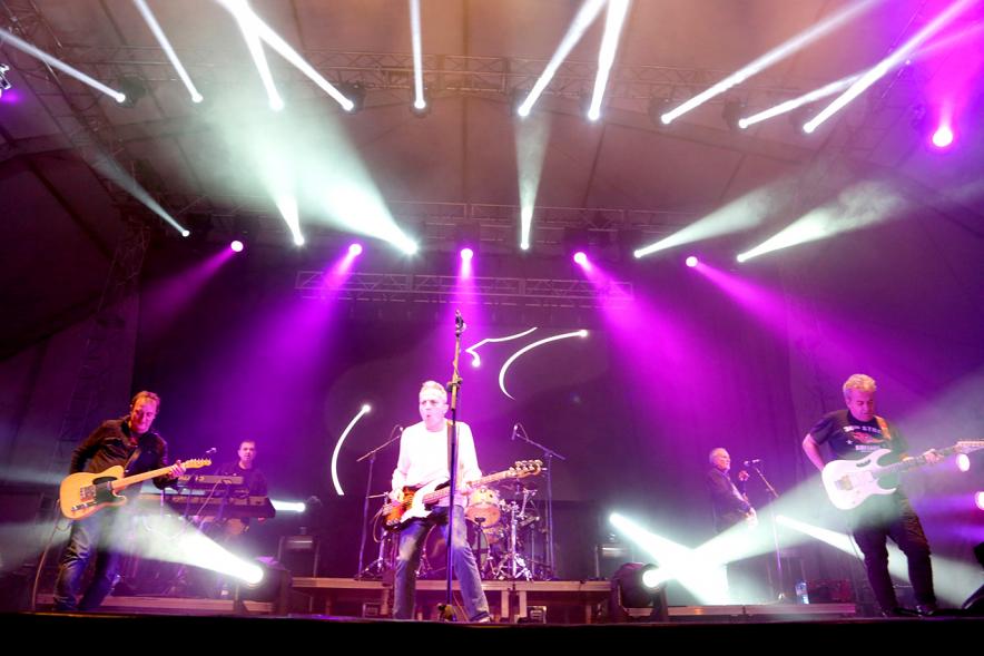 Banda dándolo todo en el escenario
