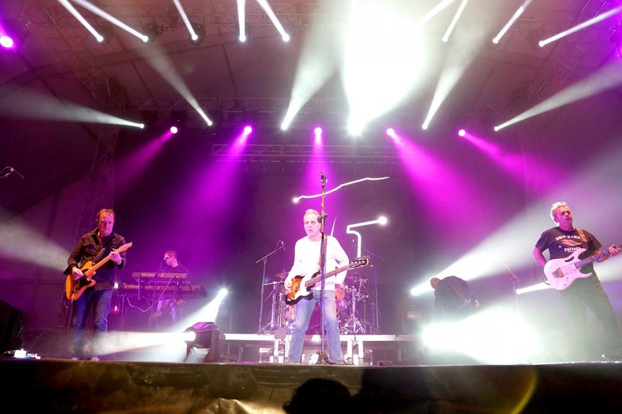 Miembros de la banda en un momento del concierto